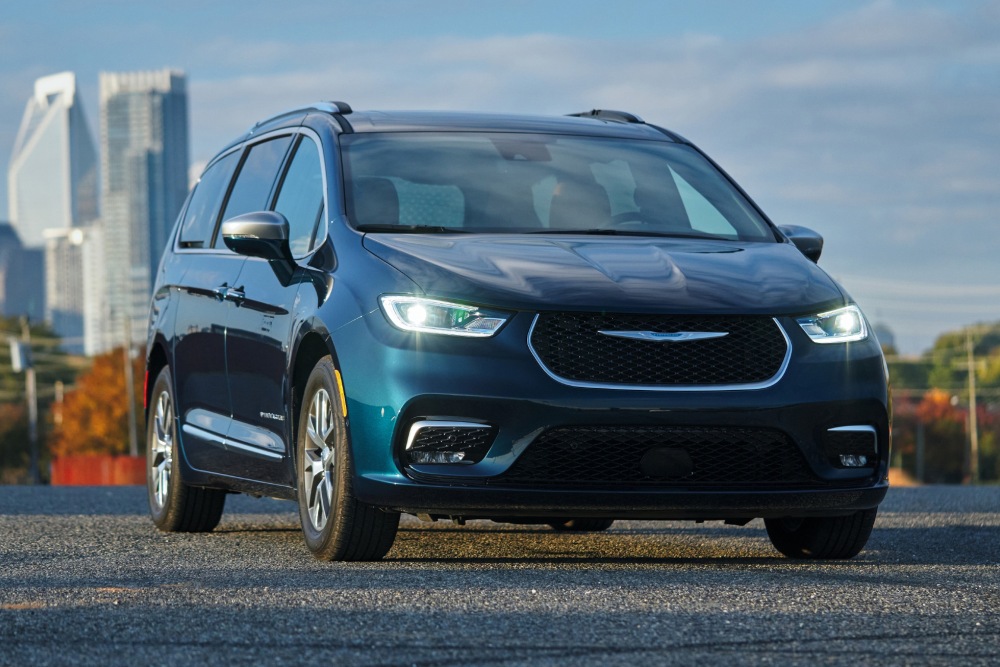 Review: Chrysler Pacifica Pinnacle Hybrid Is Still Innovating Greatness